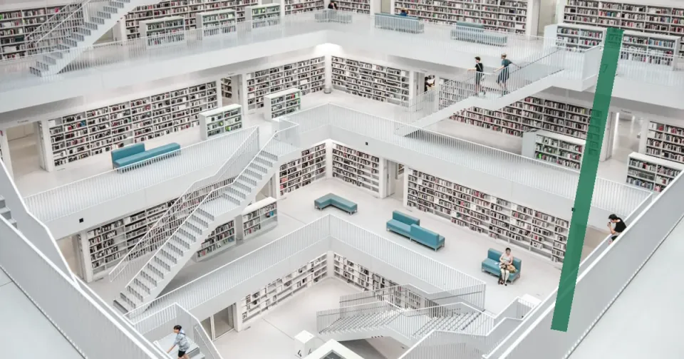 Stuttgarter Stadtbibliothek, offene Ebenen und Treppen. Foto von Kumas Taverne auf Unsplash.