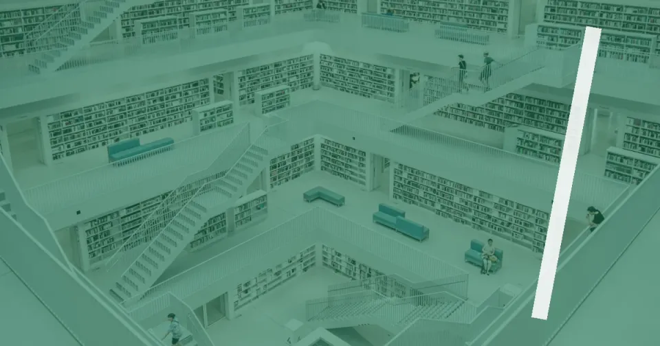 Stuttgarter Stadtbibliothek, offene Ebenen und Treppen. Foto von Kumas Taverne auf Unsplash.